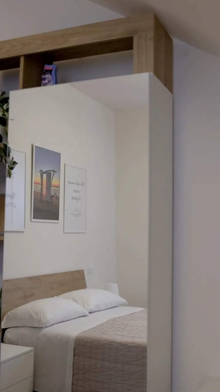 Camera Tramonto: il letto matrimoniale nella luce calda della sera